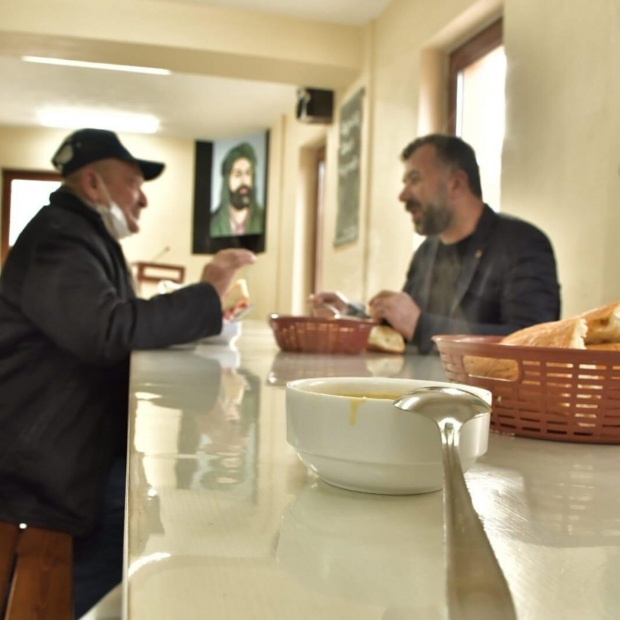 Yalova Hacı Bektaş Veli Anadolu Kültür Vakfı /Cemevi, yurttaşlara çorba dağıtıyor