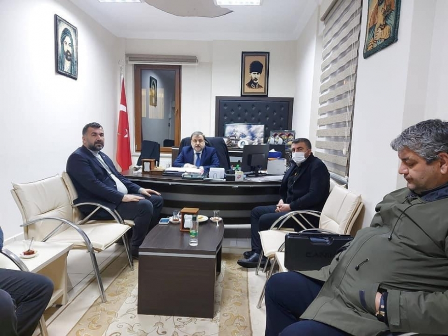 AKD Genel Başkanı Kurt’tan evi işaretlenen Alevi ailelere ziyaret