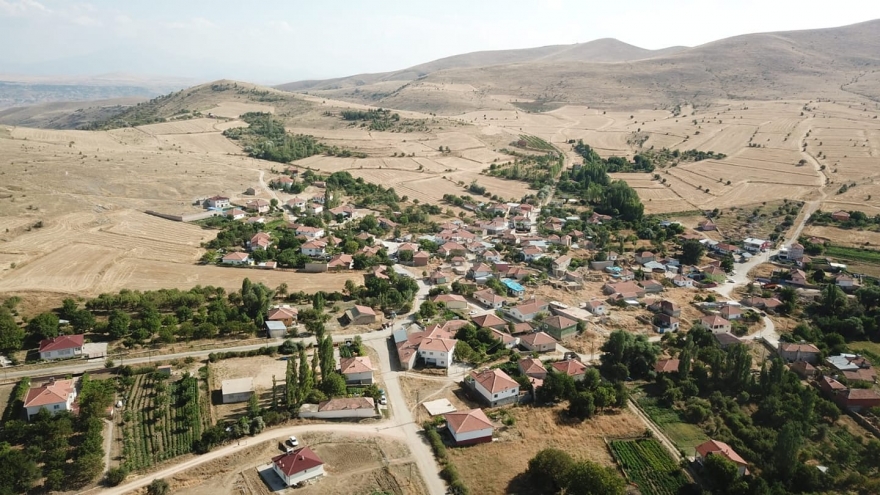 Alevi köyü Acırlı’da zorla cami yapılmış ama cemevi yok!