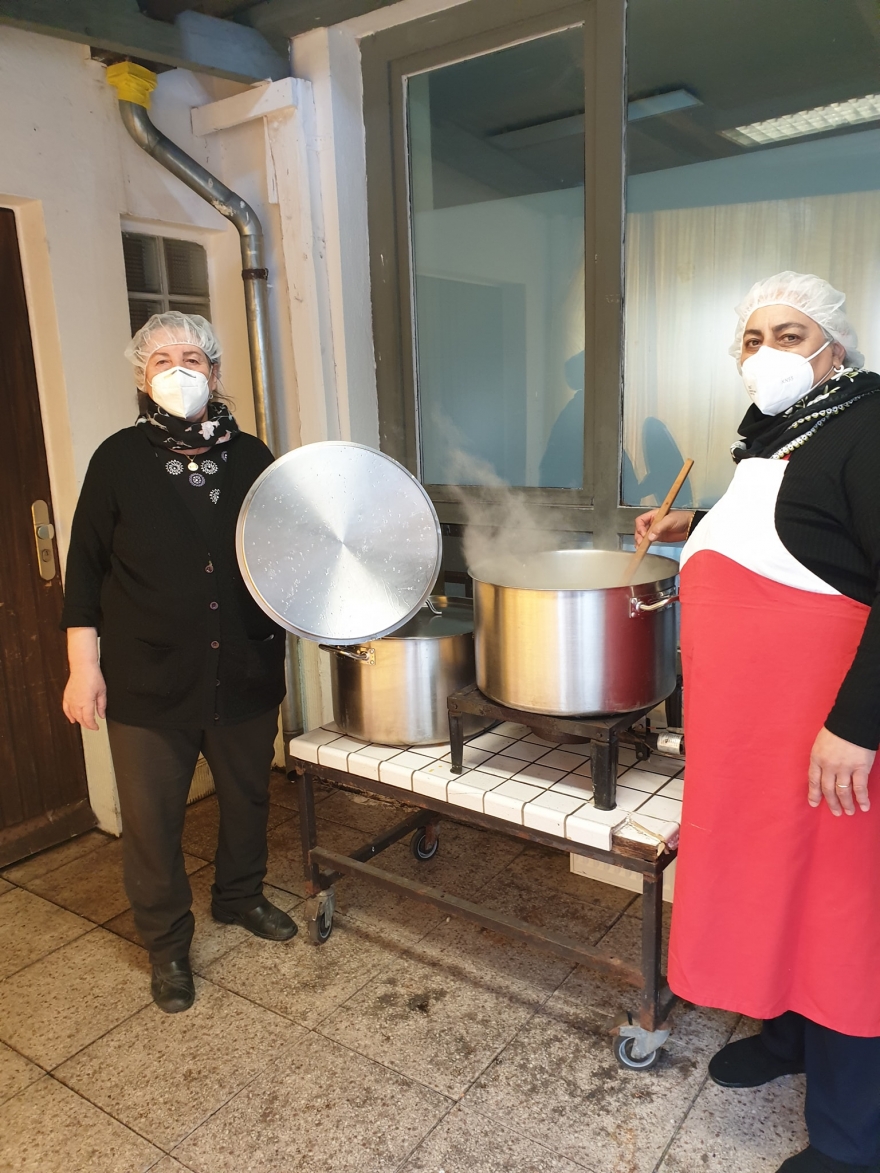 Porz AKM dayanışma amaçlı ihtiyaç sahiplerine sıcak yemek dağıtıyor
