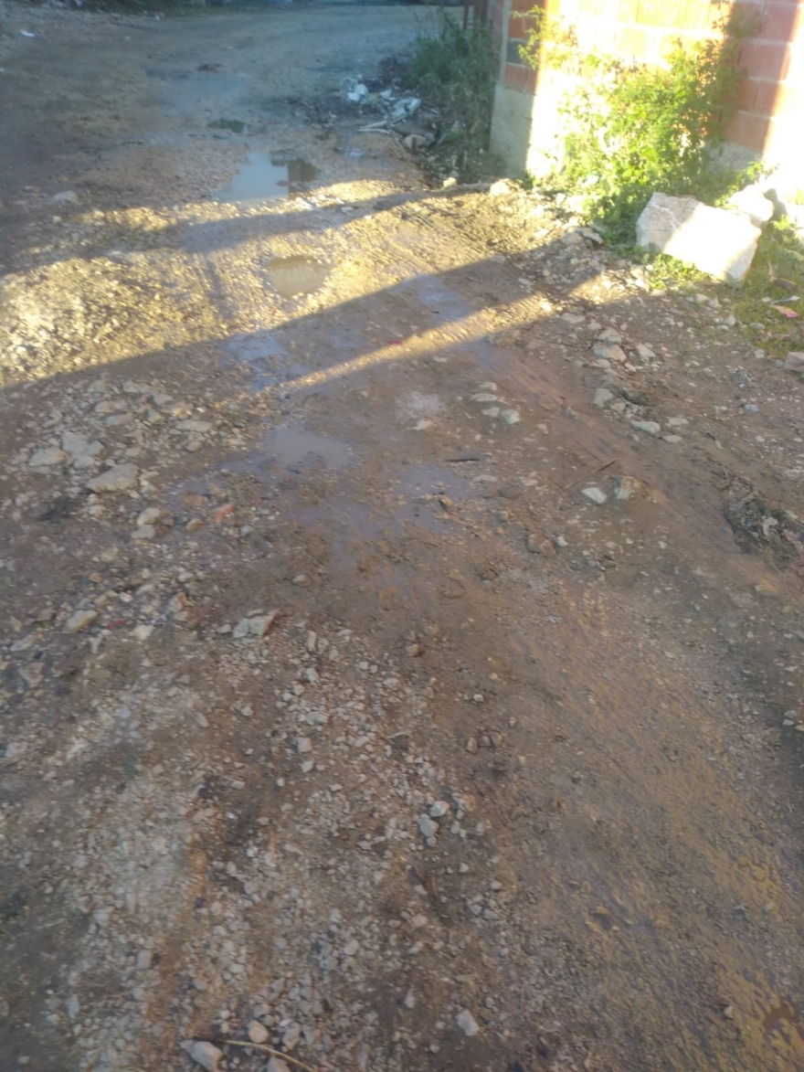 Alevi köyü Taşpınar’a hala hizmet yok; yola toprak döküp gittiler!