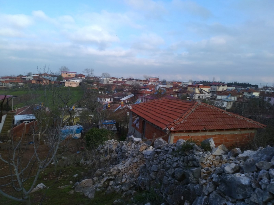 Alevi köyü Taşpınar’a hala hizmet yok; yola toprak döküp gittiler!