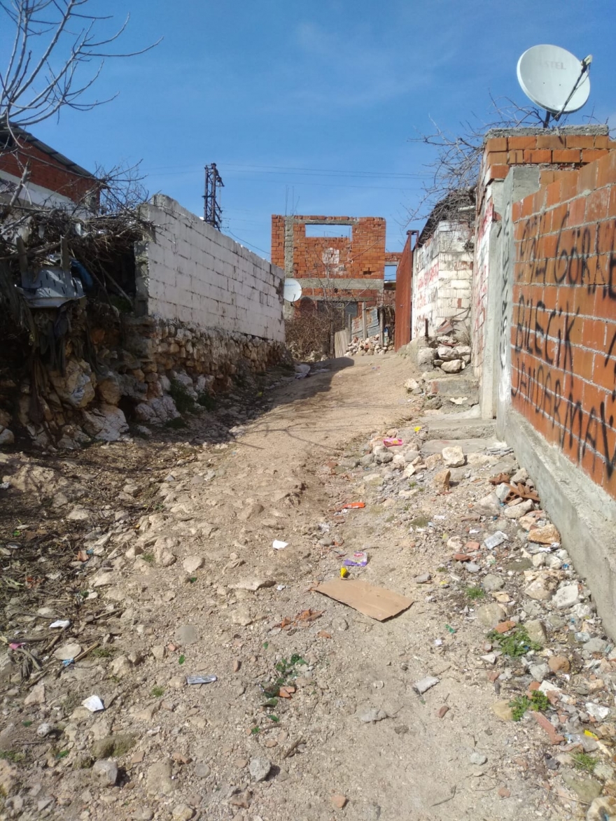 Alevi köyü Taşpınar’a hala hizmet yok; yola toprak döküp gittiler!