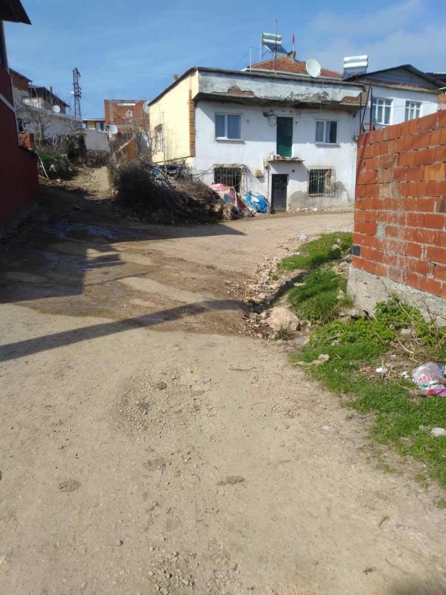 Alevi köyü Taşpınar’a hala hizmet yok; yola toprak döküp gittiler!