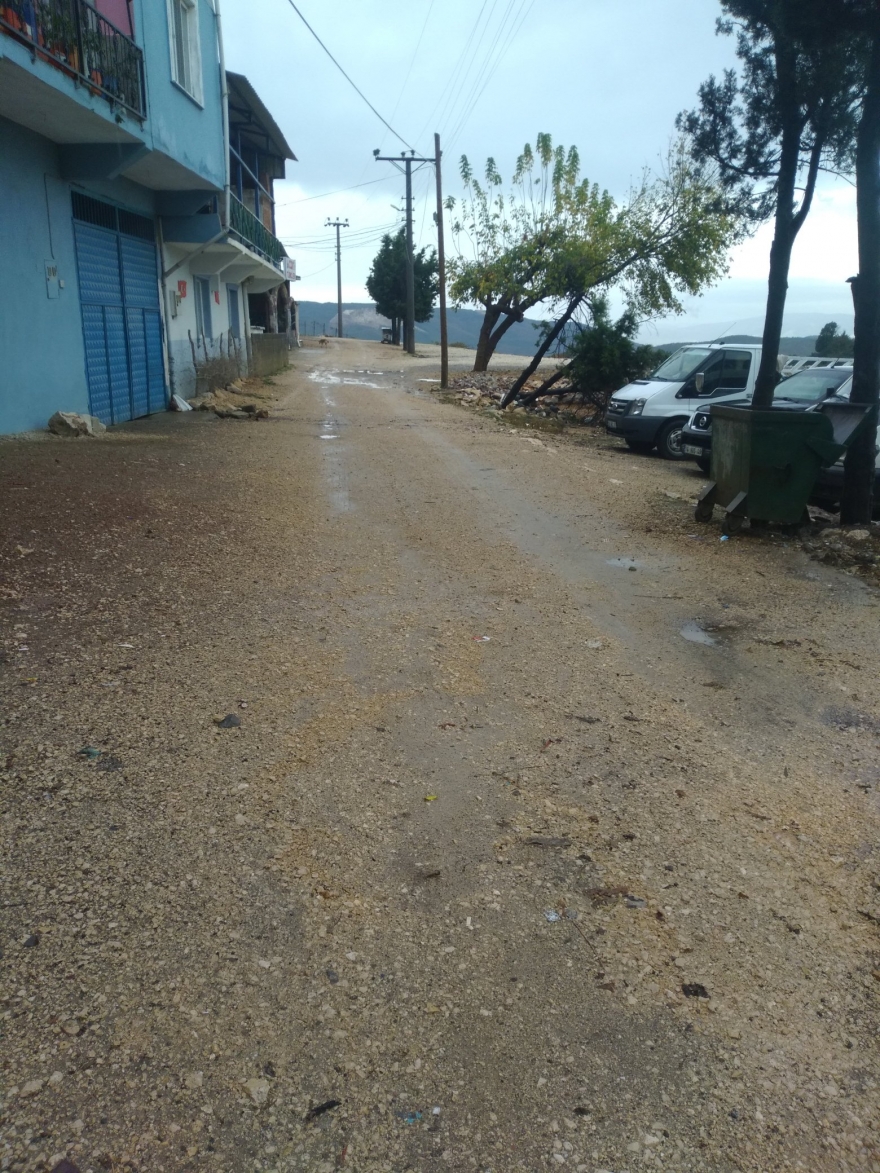 Alevi köyü Taşpınar’a hala hizmet yok; yola toprak döküp gittiler!