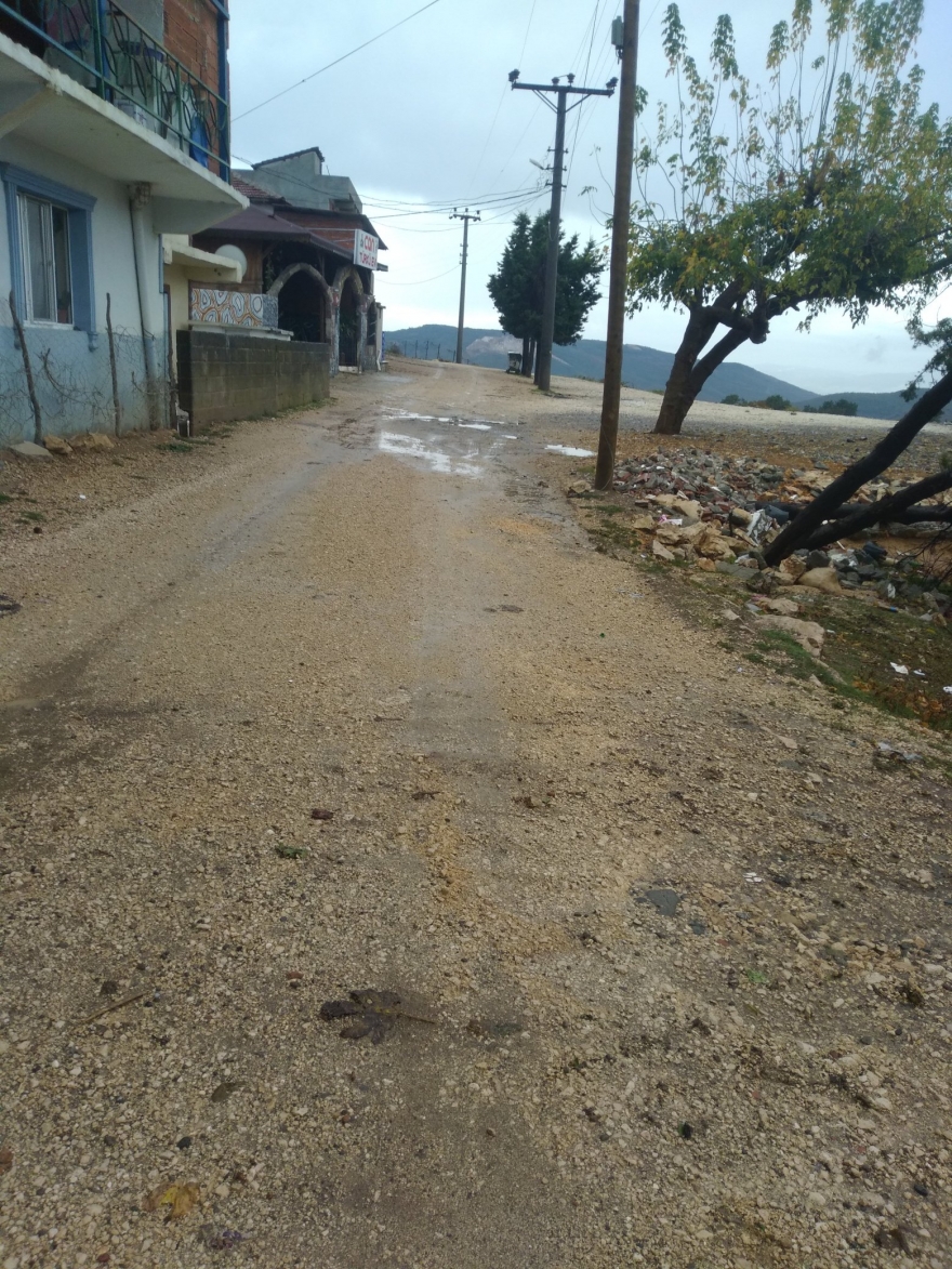 Alevi köyü Taşpınar’a hala hizmet yok; yola toprak döküp gittiler!