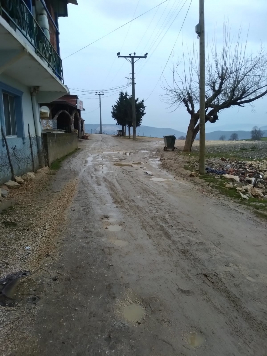 Alevi köyü Taşpınar’a hala hizmet yok; yola toprak döküp gittiler!