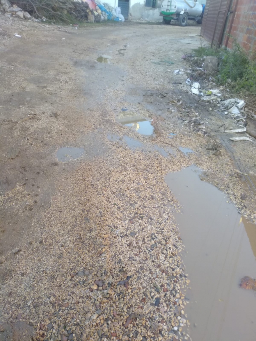 Alevi köyü Taşpınar’a hala hizmet yok; yola toprak döküp gittiler!