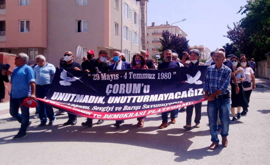 Çorum Cemevi’nde toplanan kitle meydana doğru yürüyor
