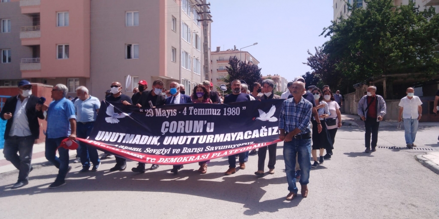Çorum Cemevi’nde toplanan kitle meydana doğru yürüyor