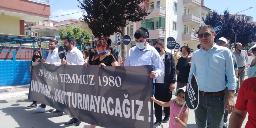 Çorum Cemevi’nde toplanan kitle meydana doğru yürüyor