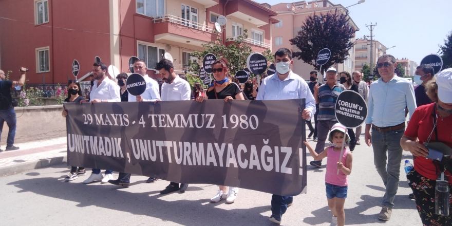 Çorum Cemevi’nde toplanan kitle meydana doğru yürüyor