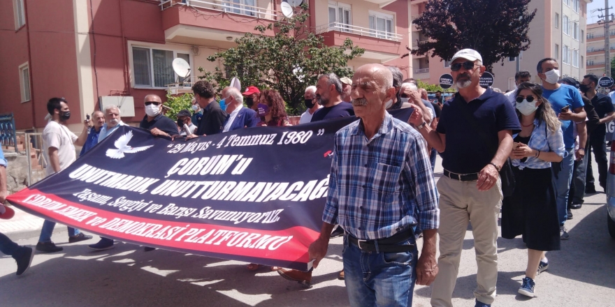 Çorum Cemevi’nde toplanan kitle meydana doğru yürüyor