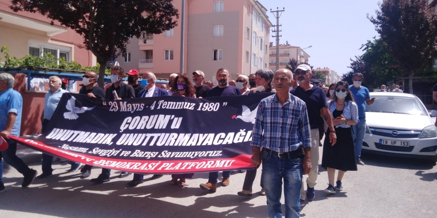 Çorum Cemevi’nde toplanan kitle meydana doğru yürüyor