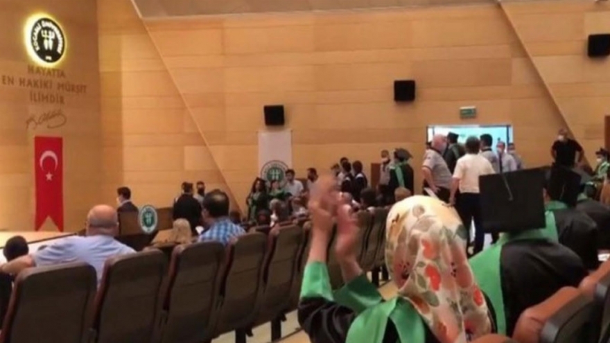 Mezuniyet töreninde Sivas Katliamı’nı lanetleyen tıp öğrencileri darp edildi