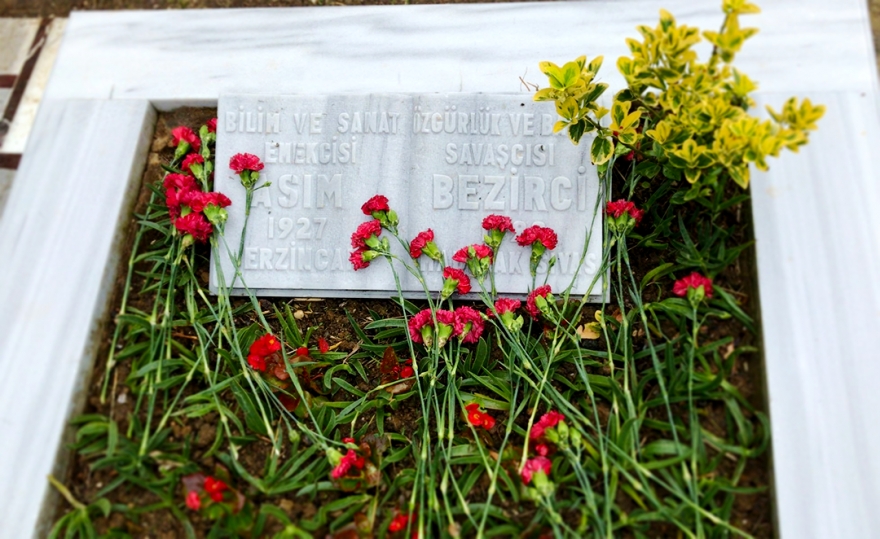 PSAKD üyeleri Sivas’ta katledilen Asım Bezirci’nin mezarına karanfil bıraktı