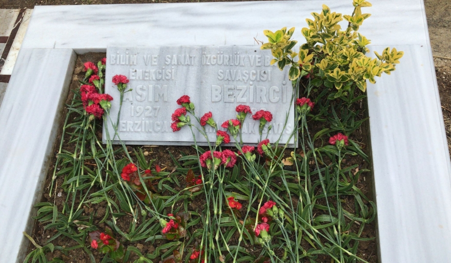 PSAKD üyeleri Sivas’ta katledilen Asım Bezirci’nin mezarına karanfil bıraktı