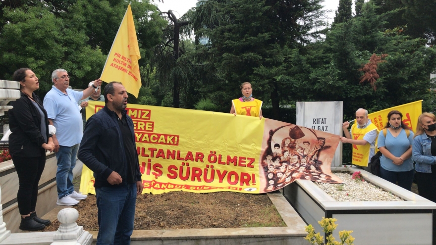 PSAKD üyeleri Sivas’ta katledilen Asım Bezirci’nin mezarına karanfil bıraktı