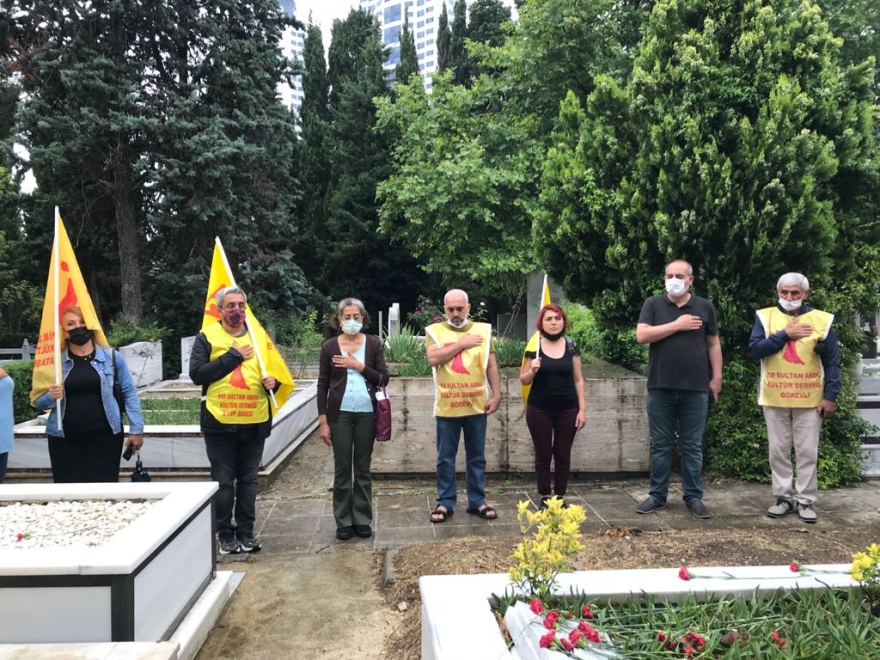 PSAKD üyeleri Sivas’ta katledilen Asım Bezirci’nin mezarına karanfil bıraktı