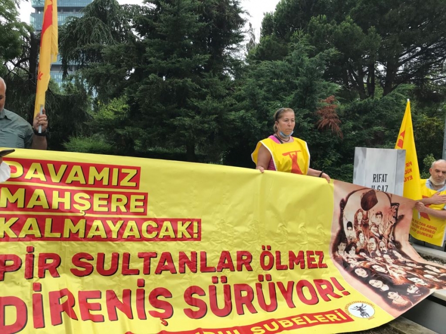 PSAKD üyeleri Sivas’ta katledilen Asım Bezirci’nin mezarına karanfil bıraktı