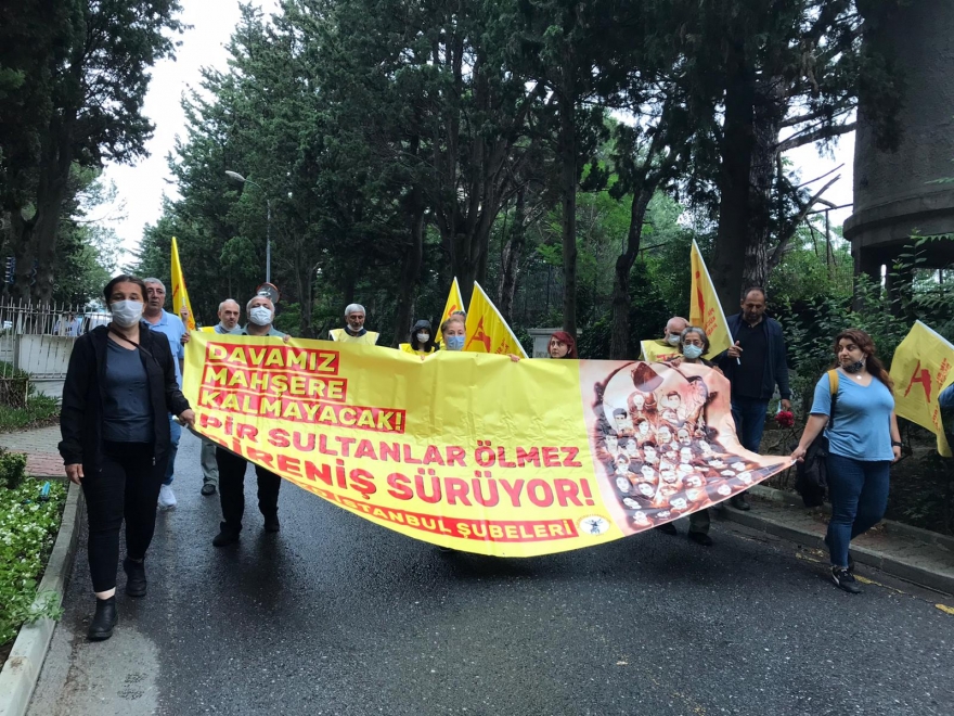 PSAKD üyeleri Sivas’ta katledilen Asım Bezirci’nin mezarına karanfil bıraktı