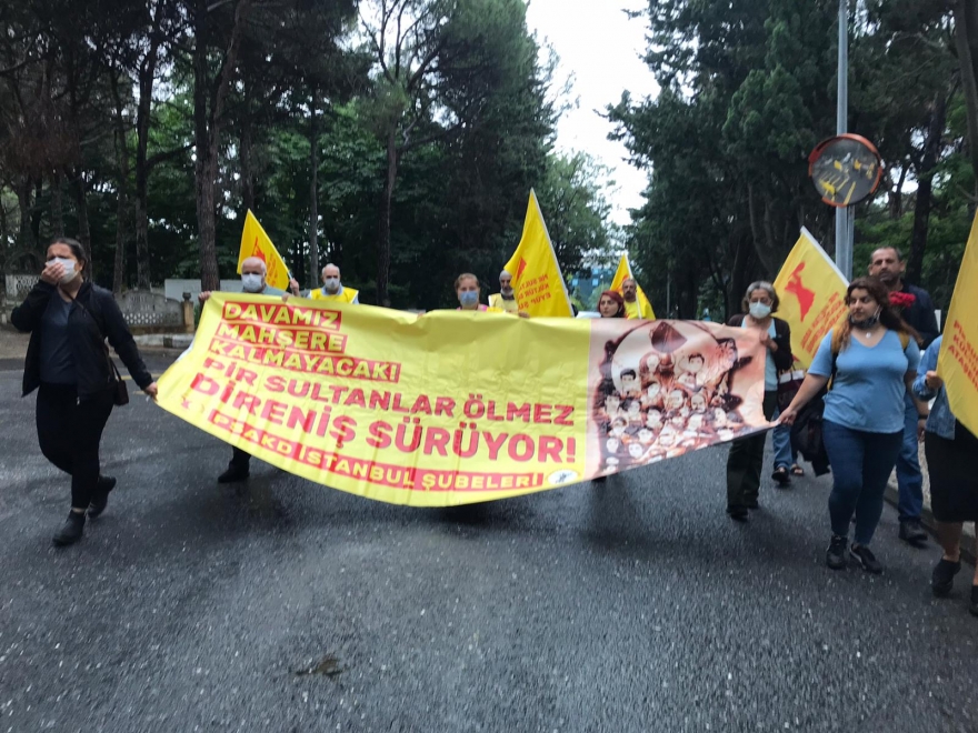 PSAKD üyeleri Sivas’ta katledilen Asım Bezirci’nin mezarına karanfil bıraktı