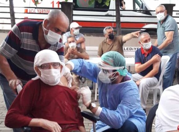 Kestel Cemevinde yapılan aşı uygulamasına yoğun ilgi