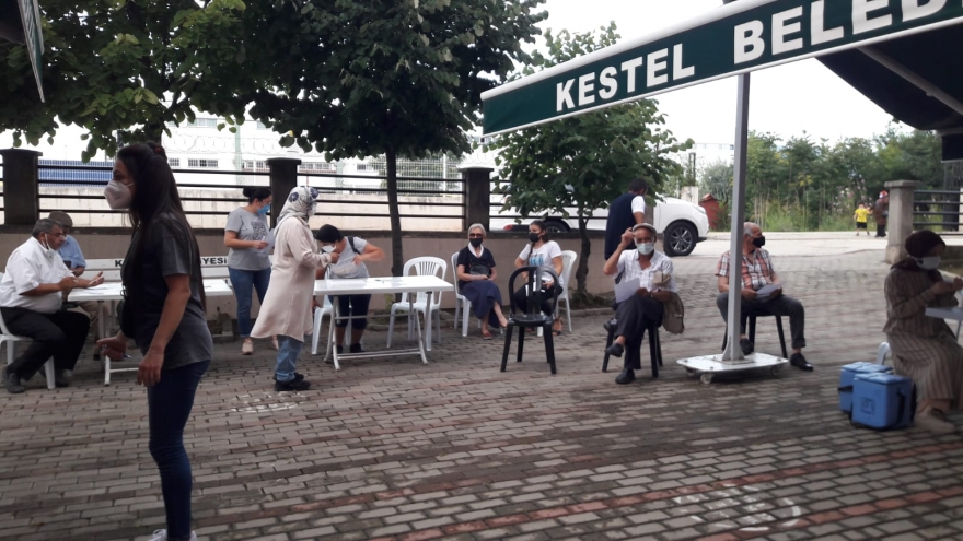 Kestel Cemevinde yapılan aşı uygulamasına yoğun ilgi