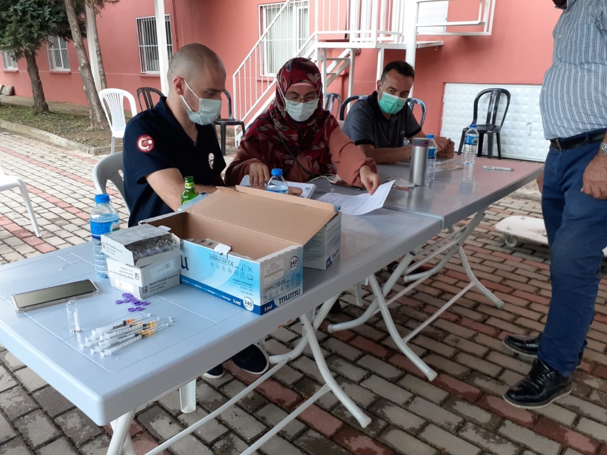 Kestel Cemevinde yapılan aşı uygulamasına yoğun ilgi