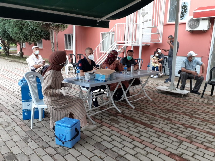 Kestel Cemevinde yapılan aşı uygulamasına yoğun ilgi