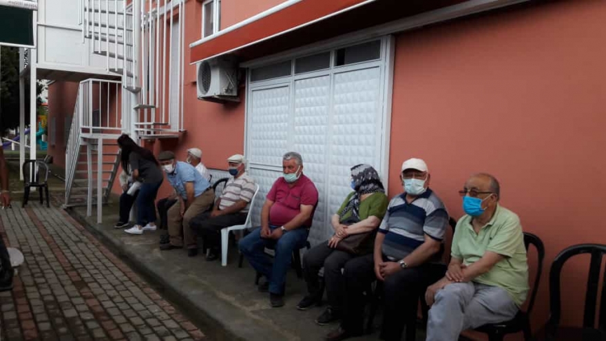 Kestel Cemevinde yapılan aşı uygulamasına yoğun ilgi