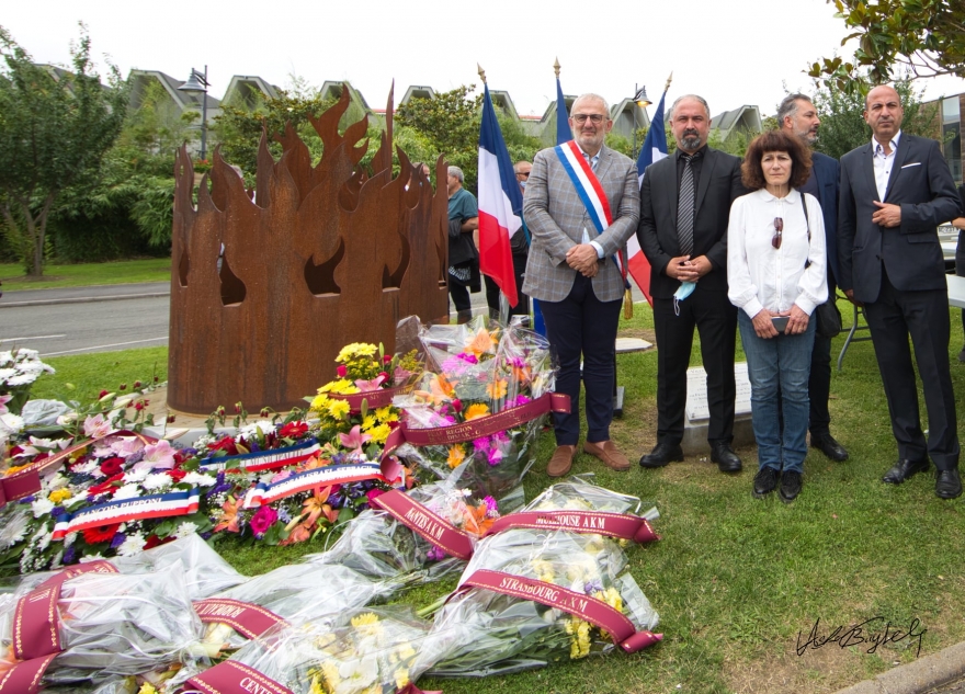 Paris Alevi Anıtı önünde kitlesel Madımak anması: Zulme karşı mücadelemiz sürecek