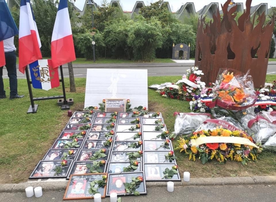 Paris Alevi Anıtı önünde kitlesel Madımak anması: Zulme karşı mücadelemiz sürecek