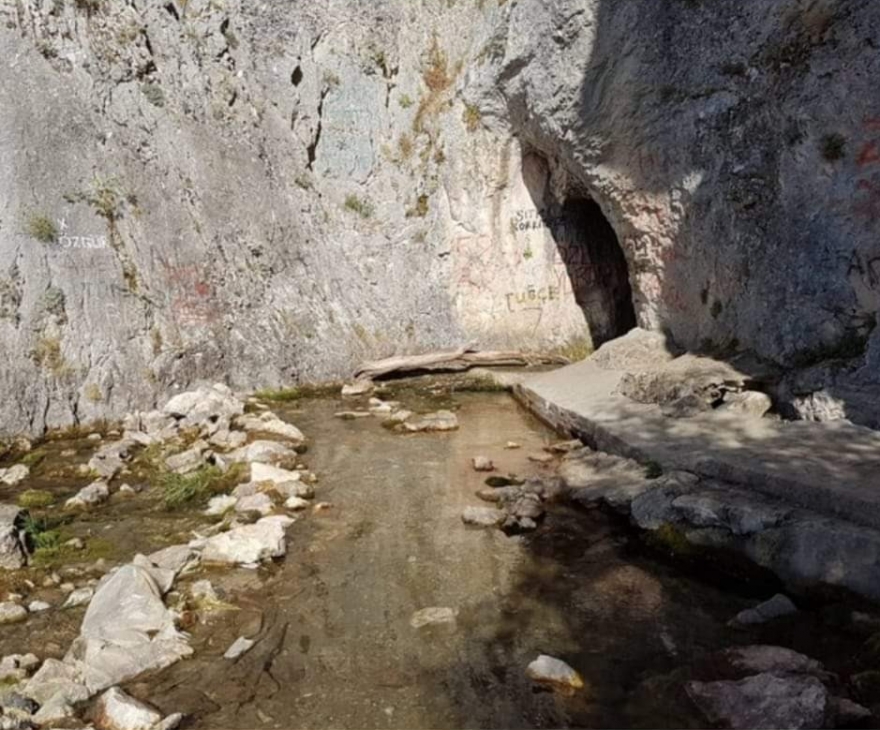 Sarız’da Aleviler için kutsal olan ziyaret alanına yapılan istinat duvarı yıkılıyor