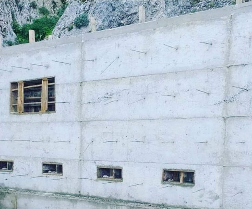 Sarız’da Aleviler için kutsal olan ziyaret alanına yapılan istinat duvarı yıkılıyor