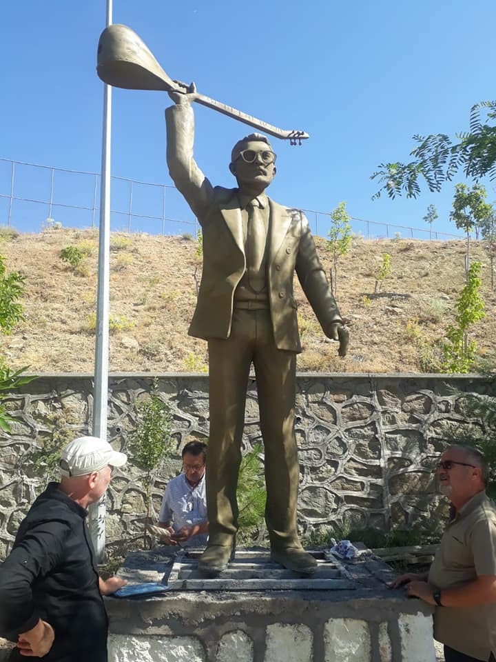 Hasret Gültekin’in heykeli PSAKD heyetince alınarak bir mekana kaldırıldı