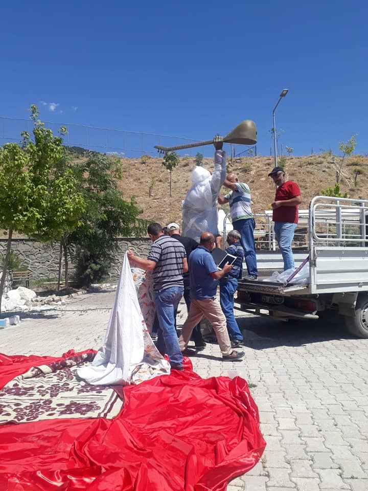Hasret Gültekin’in heykeli PSAKD heyetince alınarak bir mekana kaldırıldı