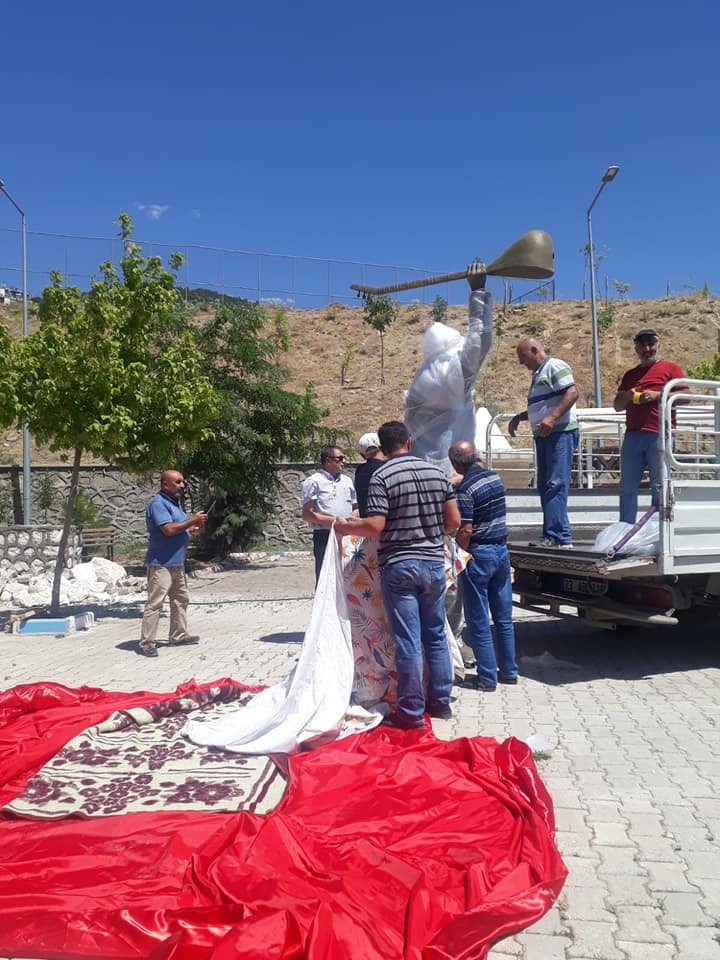 Hasret Gültekin’in heykeli PSAKD heyetince alınarak bir mekana kaldırıldı