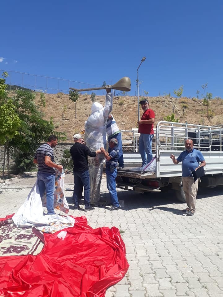 Hasret Gültekin’in heykeli PSAKD heyetince alınarak bir mekana kaldırıldı