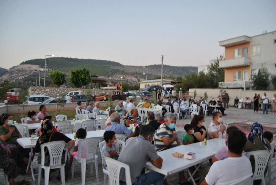 AKD Silifke Cemevinde lokmalar paylaştırıldı