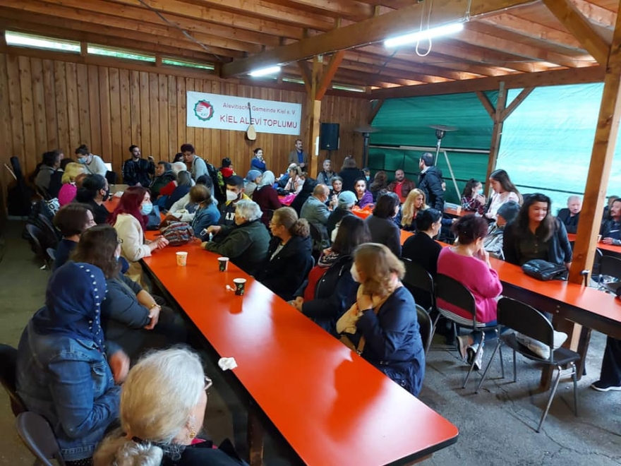 Almanya’da Kiel Cemevinde aşure lokması paylaştırıldı