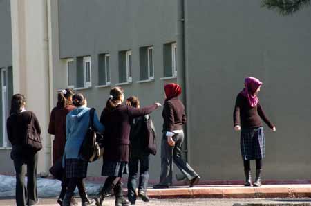 Türbanlı liseliler okulun bahçesinde rahatlıkla geziyor