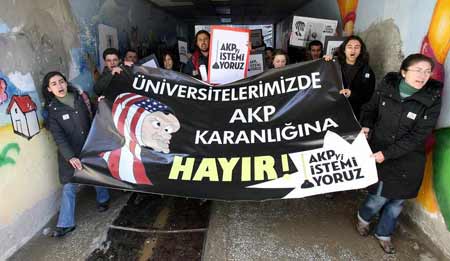 Marmara ve Hacettepe Üniversiteleri'nde türban protestosu