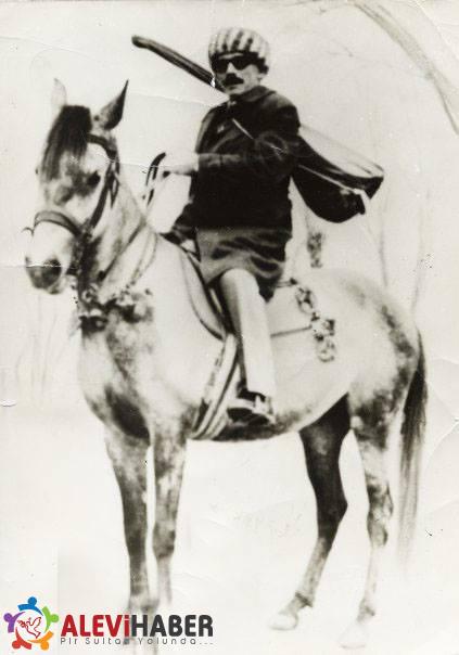 Aşık Davut Sulari, sırtında bağlamasıyla at sırtında Anadolu’dan Azerbeycan’a, İran’a, Balkanlar’a kadar gezer