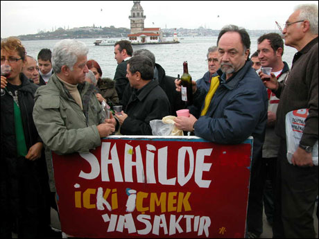 Sanatçılardan Bakana Şeriat Şikayeti