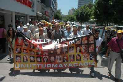 Sivas katliamı Adana'da yürüyüşle protesto edildi