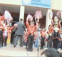 Kıyafetleri açık diye gösteriyi kesti