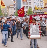 Poster indirmeye protesto