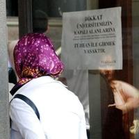 Uyarı yazısına rağmen türbanla girdiler