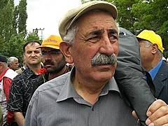 Dedeler maaşa karşı 